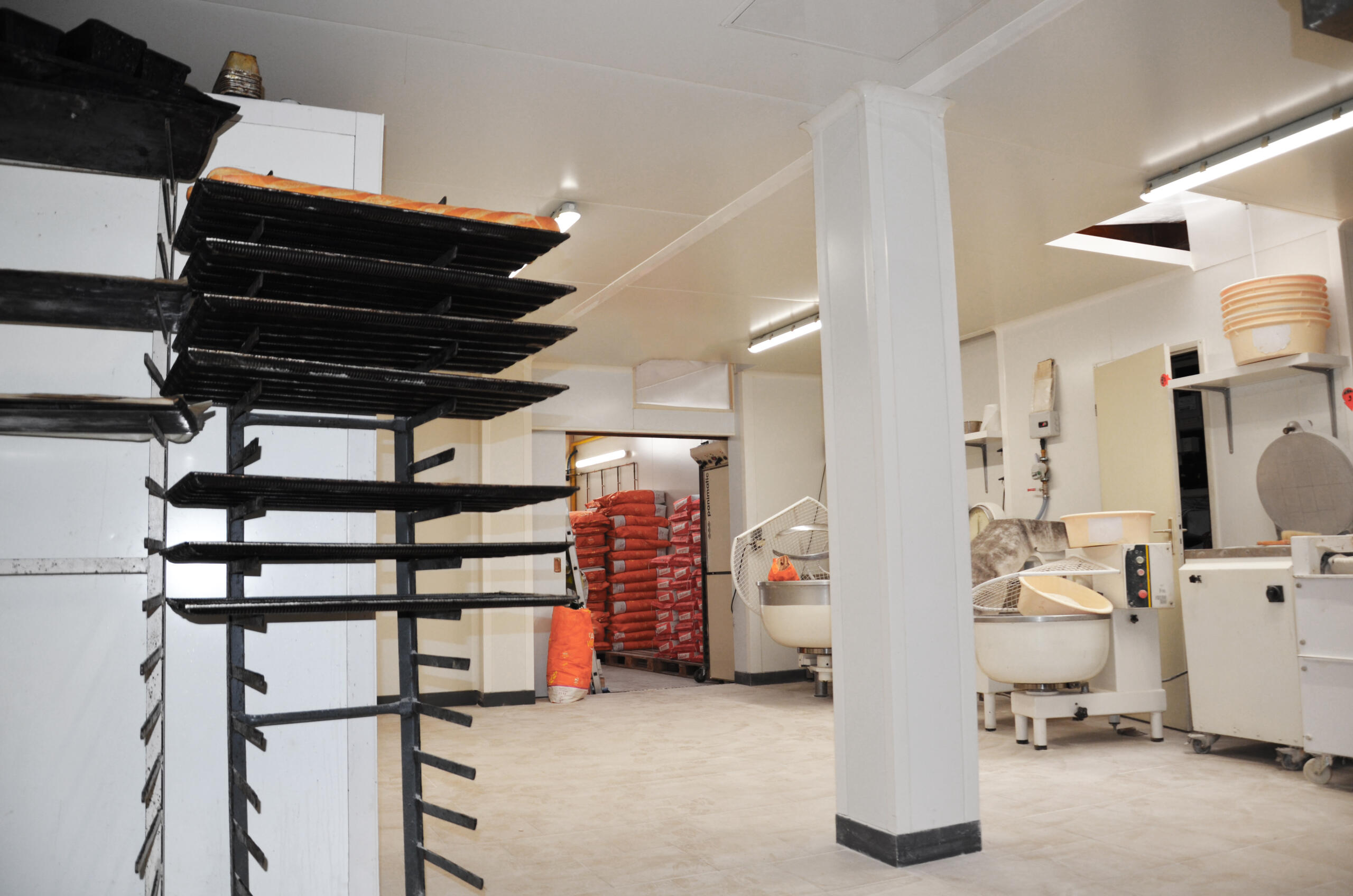Laboratoire de boulangerie/pâtisserie dans une ambiance à température positive situé à Paimpol en Bretagne. Panneaux sandwich PIR en paroi et plafond avec accessoires de pose et de finition (plinthe noire, té de suspente …)