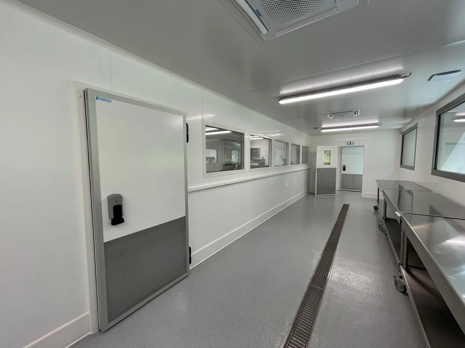 Portes et châssis vitrés posés à la cuisine centrale de Créon