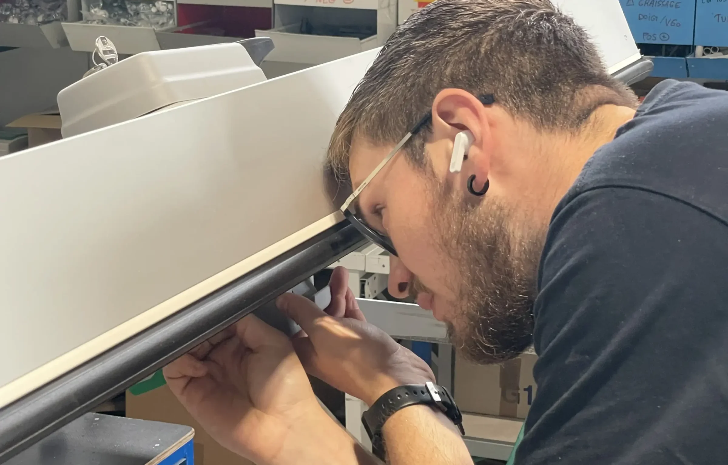 Étape de montage et de contrôle qualité de précision par un technicien qualifié dans l'atelier de production Celtek.